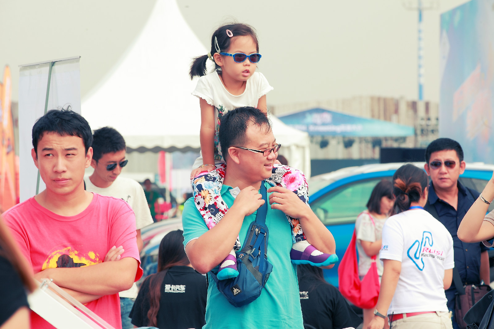 kaiyun-车迷狂欢：现场用各种方式表达对车手的支持与热爱的简单介绍