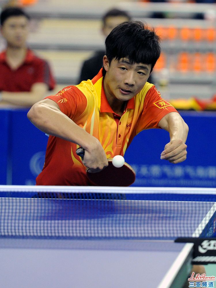 包含【比赛现场】激烈对抗背后的战术布局揭秘的词条